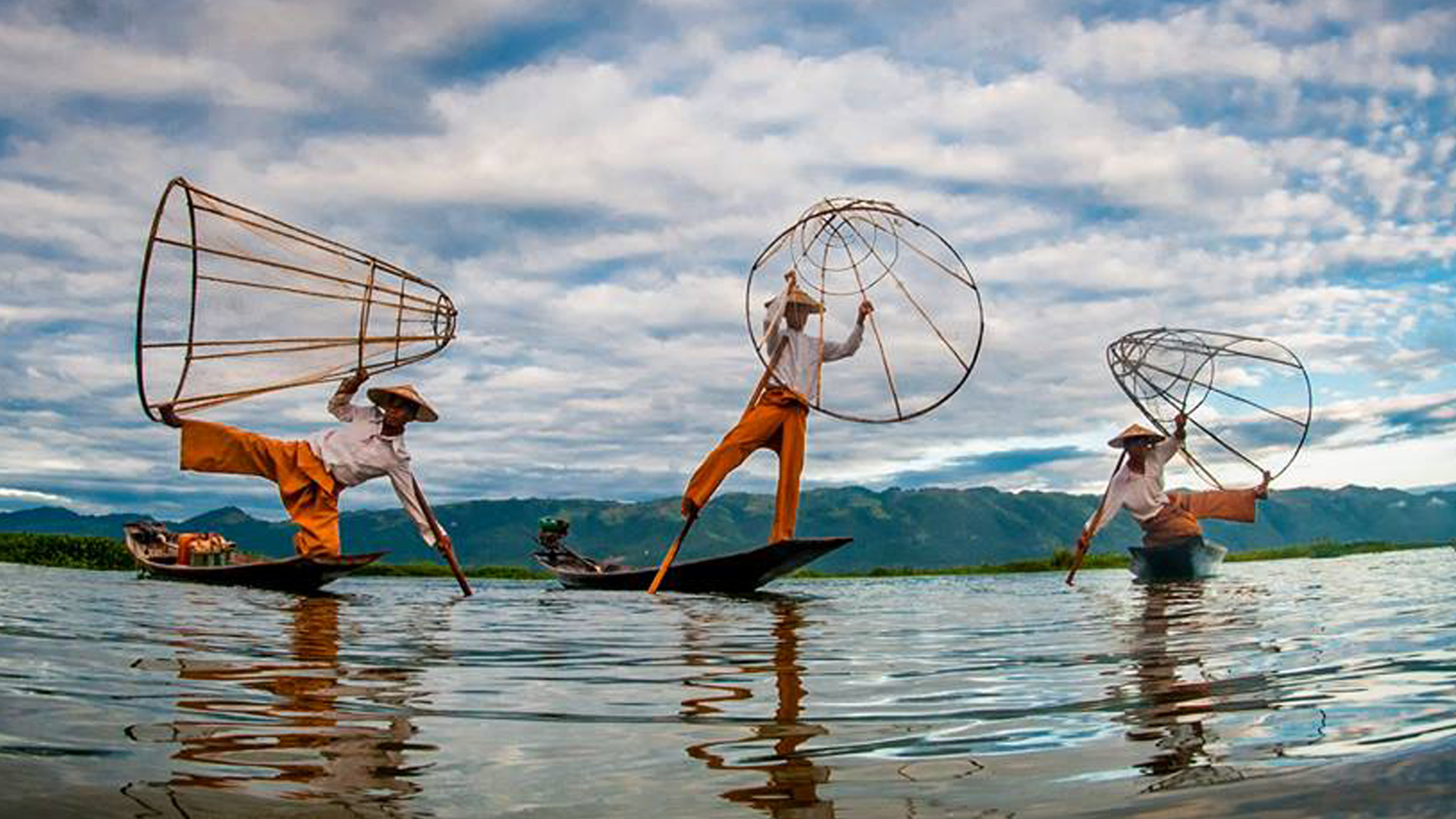 Leg rowing in Inle Lake