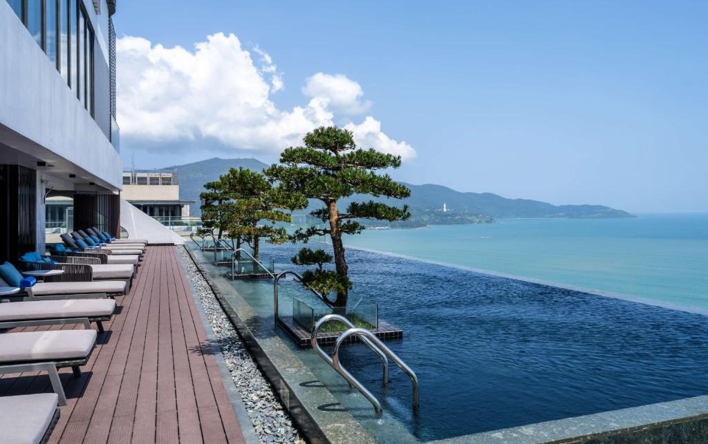 Rooftop infinity pool in Hilton Da Nang 