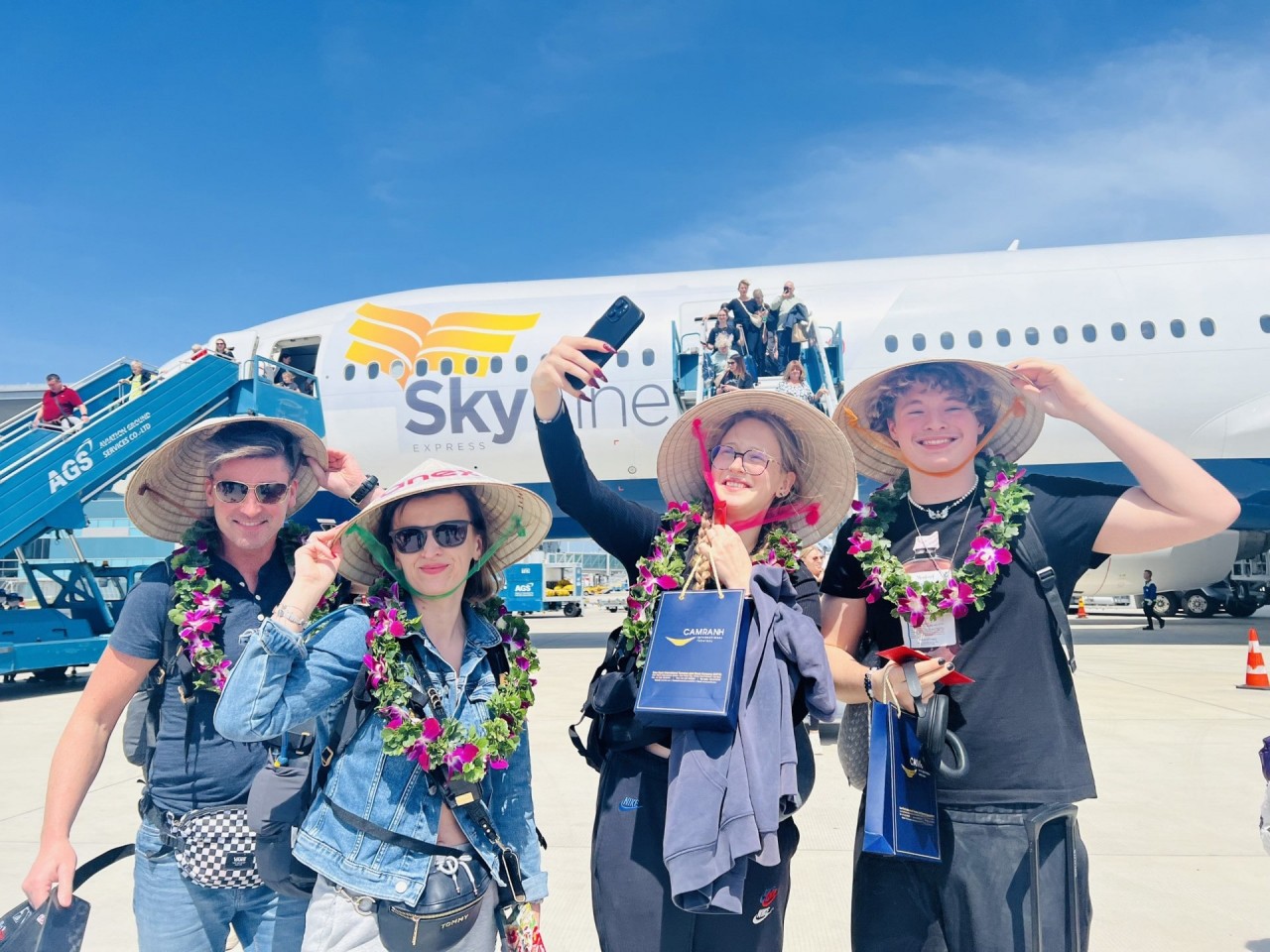 Polish tourists arrive in Khanh Hoa on the first day of the Lunar New Year. (Photo: Khanh Hoa Newspaper)