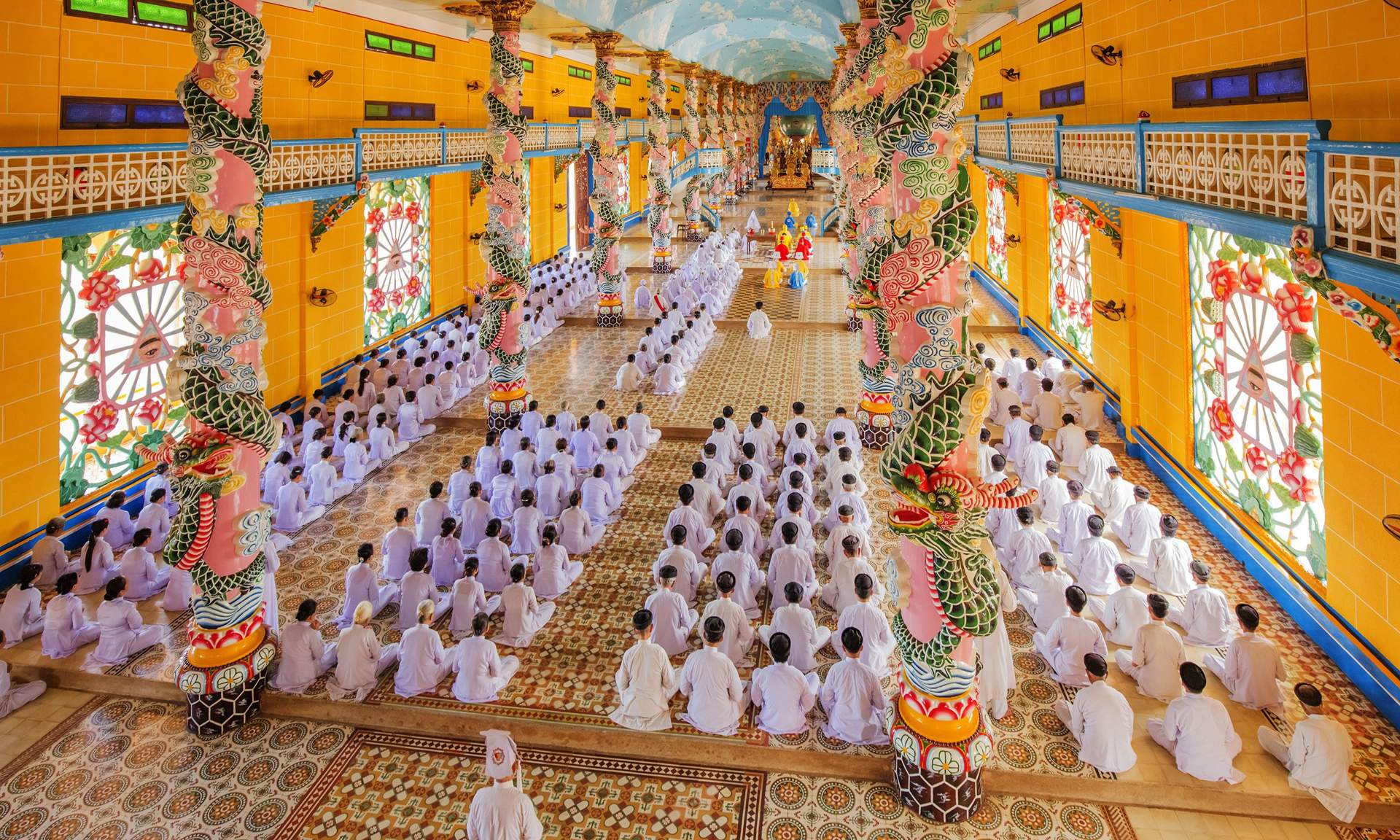 Worshippers inside Cao Dai temple (Shutterstock)