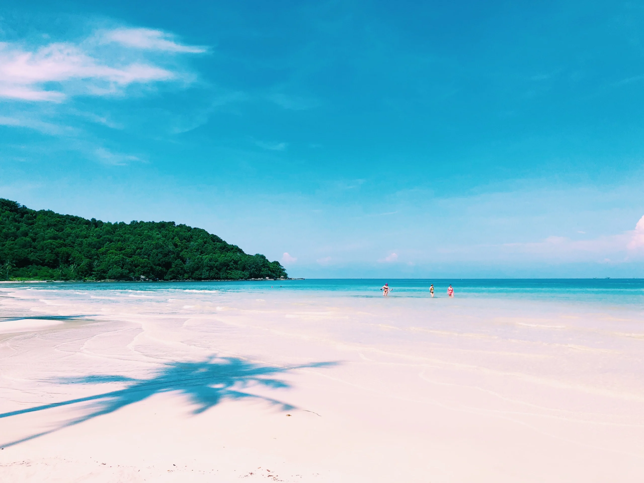 The pristine beaches in Phu Quoc boasts soft sand, clear waters, and warm sea temperature, perfect for swimming (Source: Collected)