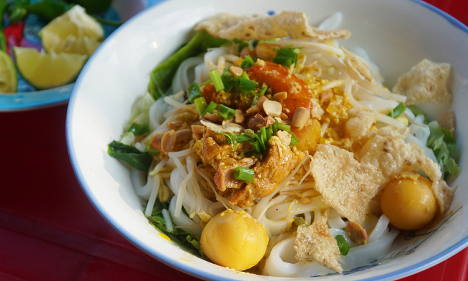 A bowl of fish cake noodle soup at a stall in Da Nang. Photo by VnExpress/Di Vy