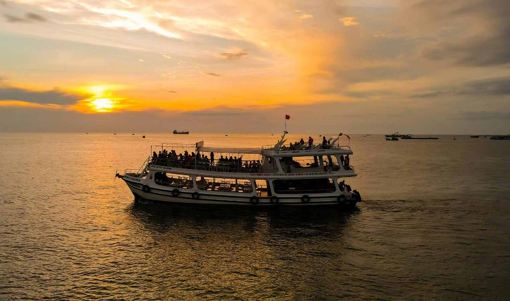 As the sun sets, cruises depart for night squid fishing tours (Source: Collected)