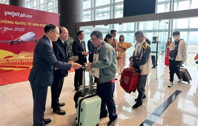 Representatives from the provincial Department of Tourism, and Van Don district’s authorities welcome first travellers to Quang Ninh