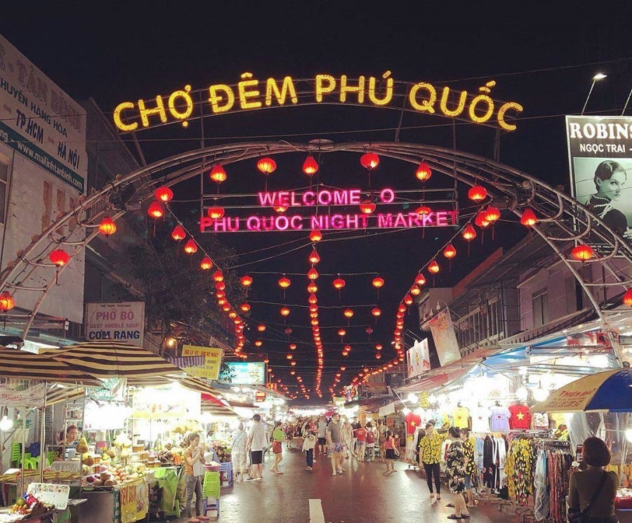 Night Market Phu Quoc is a good place to enjoy seafood and buy souvenirs (Source: Collected)