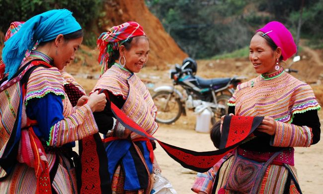 H’mong women at a market in Sapa (Dreamstime)