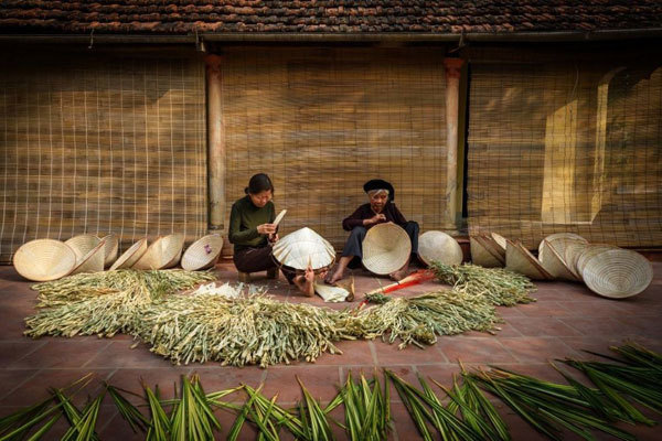 The craft of making a conical hat in Chuong Village, in Phuong Trung Commune, Thanh Oai District, some 30km away from Hanoi’s centre.